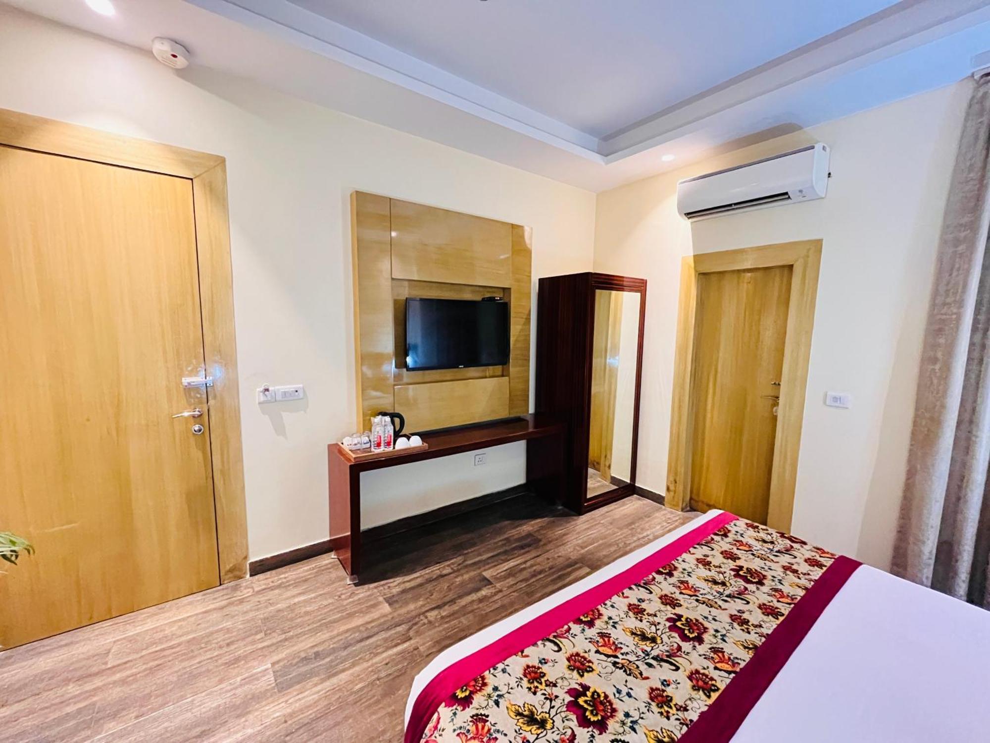 Hotel Banz Near Indira Gandhi Airport Delhi New Delhi Exterior foto